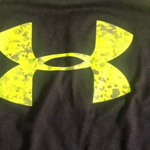 Black and neon yellow under armour T-shirt